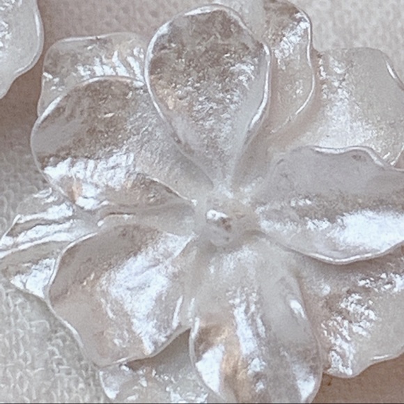 ❣️$25/3❣️ Big Light Weight White Flower Stud Earrings - Picture 5 of 9